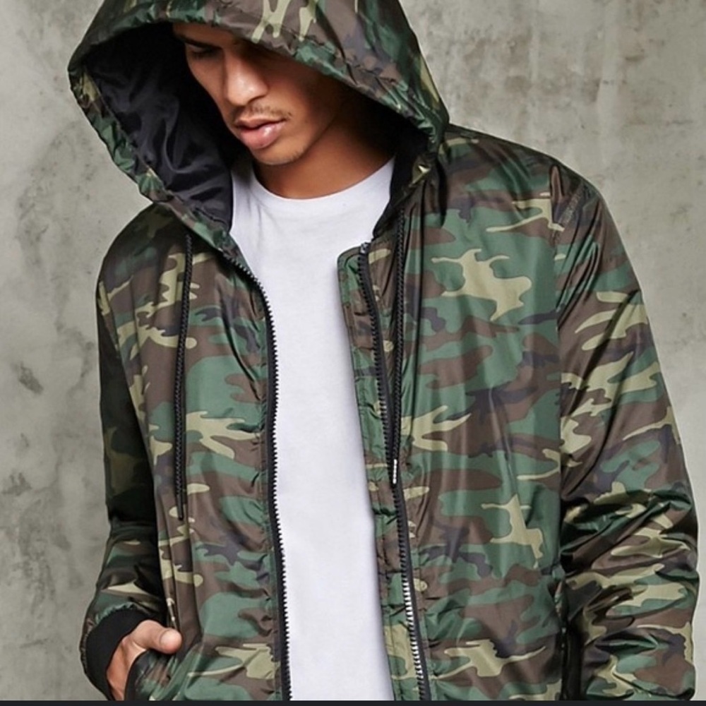 Forever 21 Men’s Camouflage Hooded Jacket size M